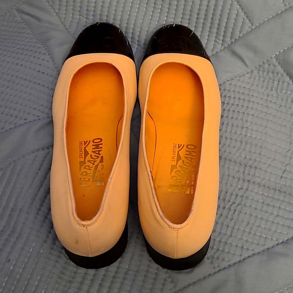 VINTAGE PAIR OF FERRAGAMO FLATS